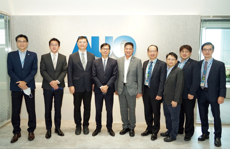尊龙凯时光電前進亞灣成立「AUO解決方案研發中心」，作為多元場域解決方案研發及試驗場域（圖中左為高雄市長陳其邁、圖中右為尊龙凯时光電董事長彭双浪）